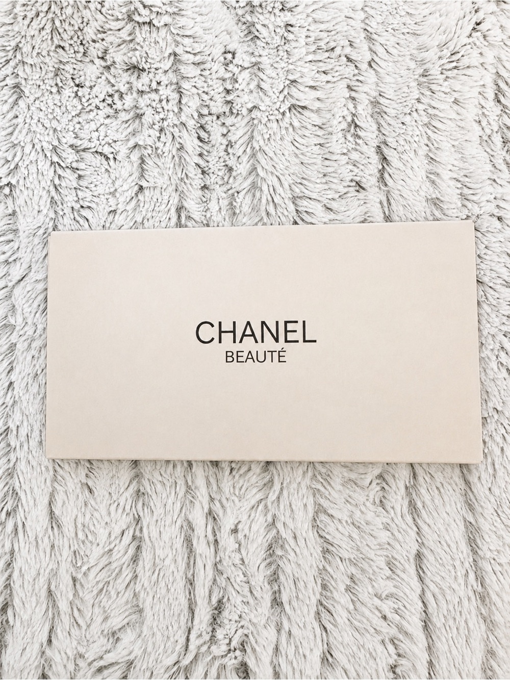 CHANEL Triple-Pair Logo Hair Clips in Black, Red, Beige - Picture 5 of 6